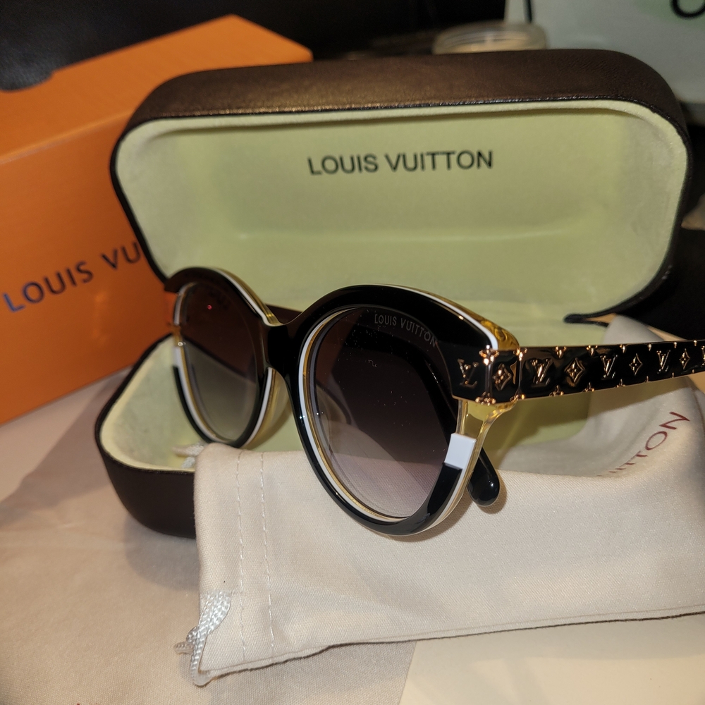 Louis Vuitton Elegant Black and Gold Sunglasses - Picture 5 of 6